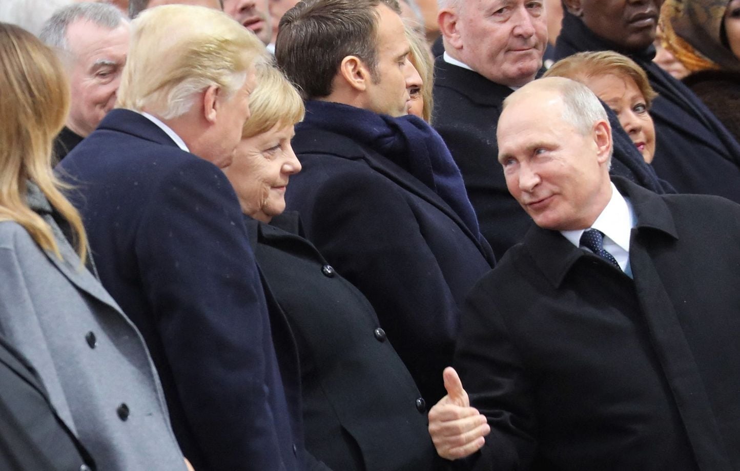 Trump le da a Putin un nuevo regalo y Angela Merkel sale del bosque Trump le da a Putin un nuevo regalo y Angela Merkel sale del bosque